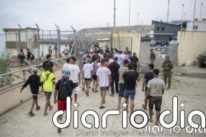 La Policía repele un intento de decenas de migrantes de entrar al puerto de Ceuta, donde salen los barcos a la península