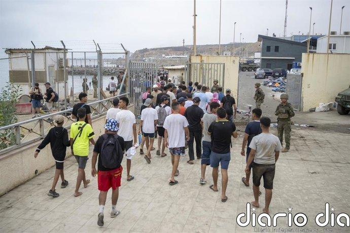 La Policía repele un intento de decenas de migrantes de entrar al puerto de Ceuta, donde salen los barcos a la península