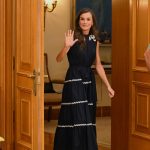 La Reina Letizia, espectacular, rescata su vestido boho-chic de Antik Batik más bonito del verano