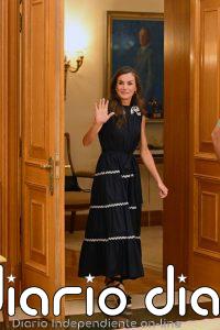 La Reina Letizia, espectacular, rescata su vestido boho-chic de Antik Batik más bonito del verano