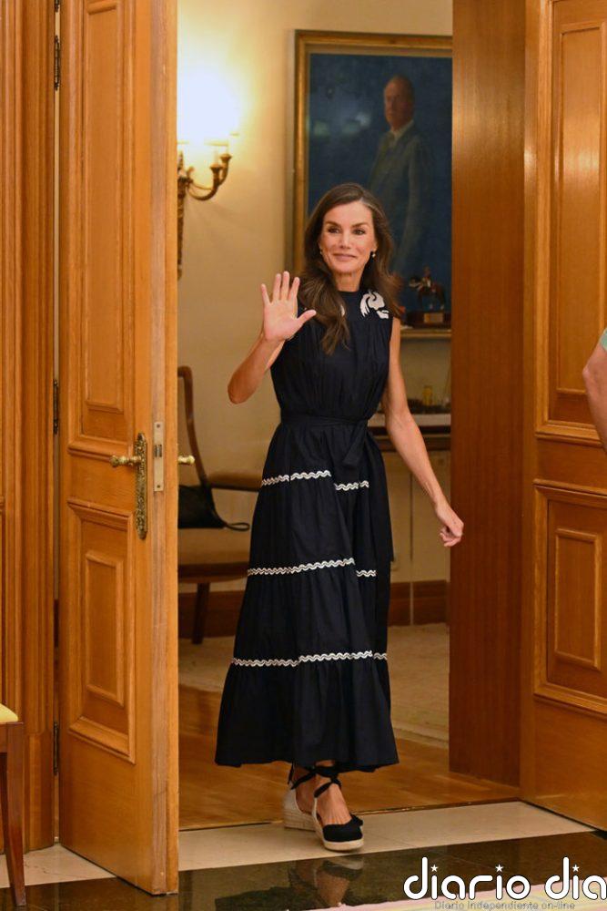 La Reina Letizia, espectacular, rescata su vestido boho-chic de Antik Batik más bonito del verano