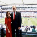 La Reina Letizia, perfecta, rinde su homenaje más especial a Adolfo Domínguez en su cita con el diseñador
