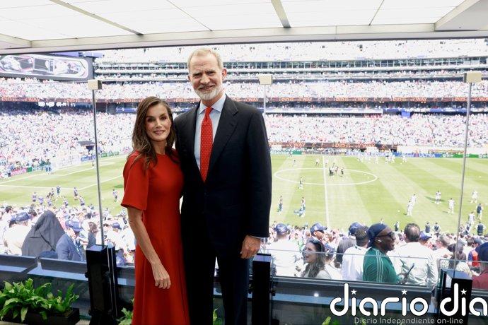 La Reina Letizia, perfecta, rinde su homenaje más especial a Adolfo Domínguez en su cita con el diseñador