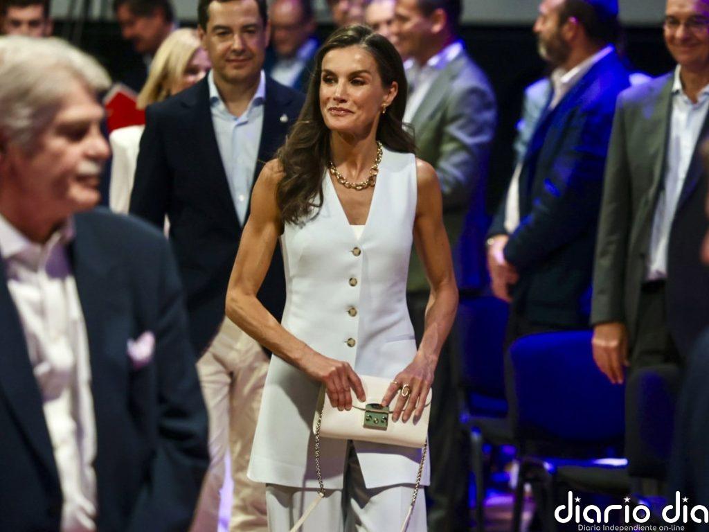 La Reina Letizia preside la reunión anual del Instituto Cervantes con un impecable 'total look' blanco