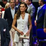 La Reina Letizia preside la reunión anual del Instituto Cervantes con un impecable 'total look' blanco