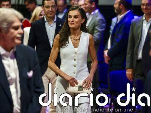 La Reina Letizia preside la reunión anual del Instituto Cervantes con un impecable 'total look' blanco