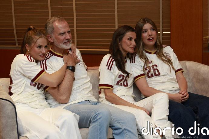 La Reina Letizia recupera su icónico diseño rojo de Adolfo Domínguez en la final del Mundial
