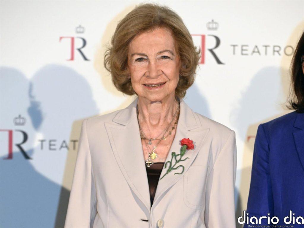 La Reina Sofía sorprende con un llamativo maxi broche con forma de clavel y transforma su estilismo