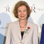 La Reina Sofía sorprende con un llamativo maxi broche con forma de clavel y transforma su estilismo