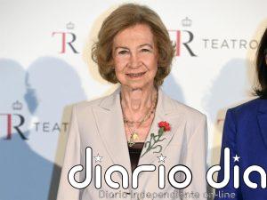 La Reina Sofía sorprende con un llamativo maxi broche con forma de clavel y transforma su estilismo