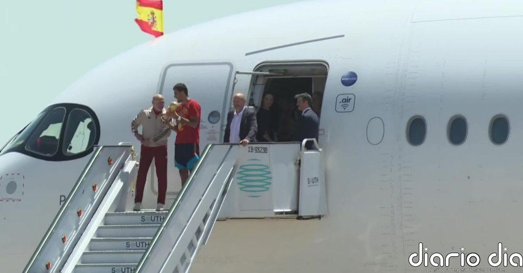 La selección ya está en Madrid con la copa de campeones del mundo