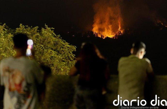La UME asegura que el incendio entre Ávila y Madrid está contenido "ciertamente", aunque mantiene "cabezas activas"