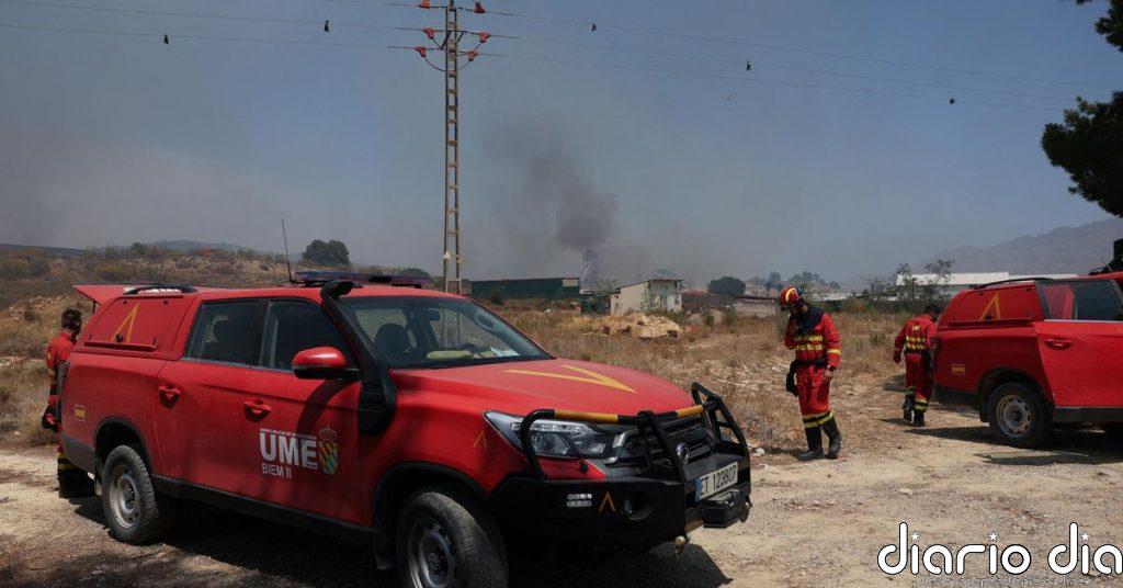 La UME refuerza durante la madrugada del domingo las labores de extinción en el incendio de Los Gallardos