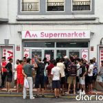 Largas colas de migrantes a la entrada de supermercados en Ceuta