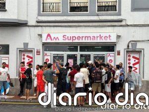 Largas colas de migrantes a la entrada de supermercados en Ceuta