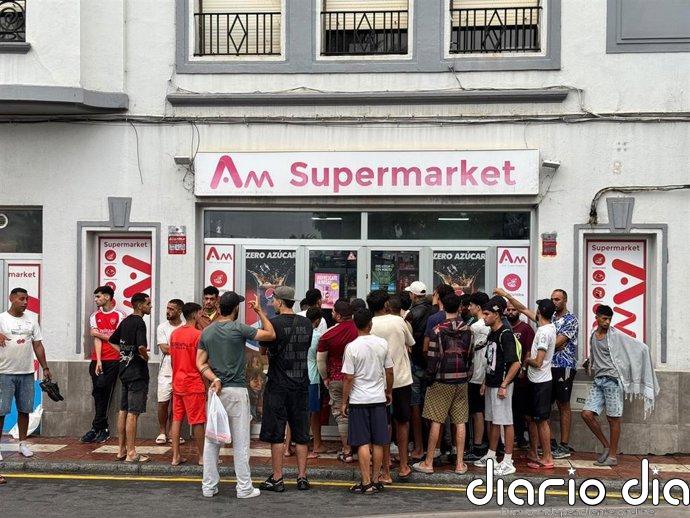 Largas colas de migrantes a la entrada de supermercados en Ceuta