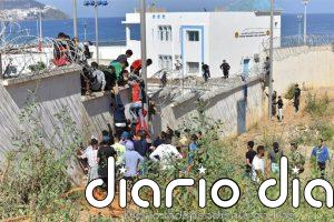 Las autoridades marroquíes usan cañones de agua para dispersar a cientos de personas de camino a Ceuta