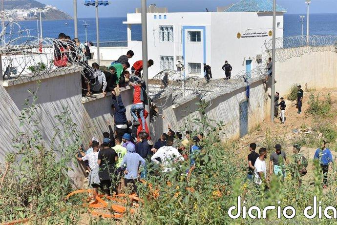 Las autoridades marroquíes usan cañones de agua para dispersar a cientos de personas de camino a Ceuta
