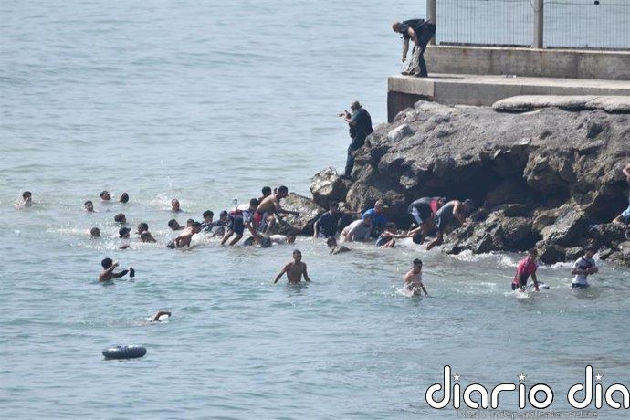 Las 'devoluciones en caliente' podrían aplicarse si hay "elementos de contención en el mar", según la sentencia del TS