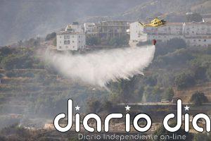 Levantan el confinamiento de Cómpeta por el incendio de Árchez (Málaga), que obliga a mantener a 162 desalojados