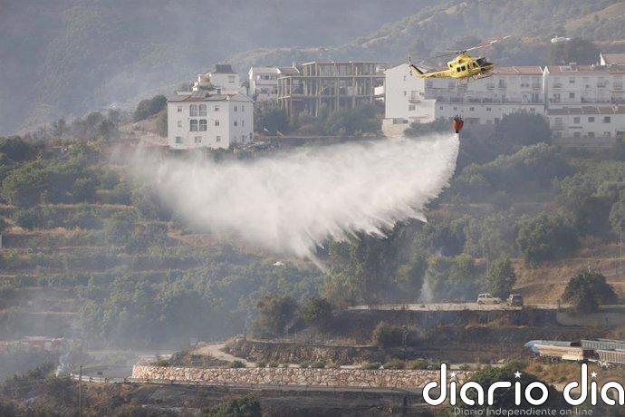 Levantan el confinamiento de Cómpeta por el incendio de Árchez (Málaga), que obliga a mantener a 162 desalojados