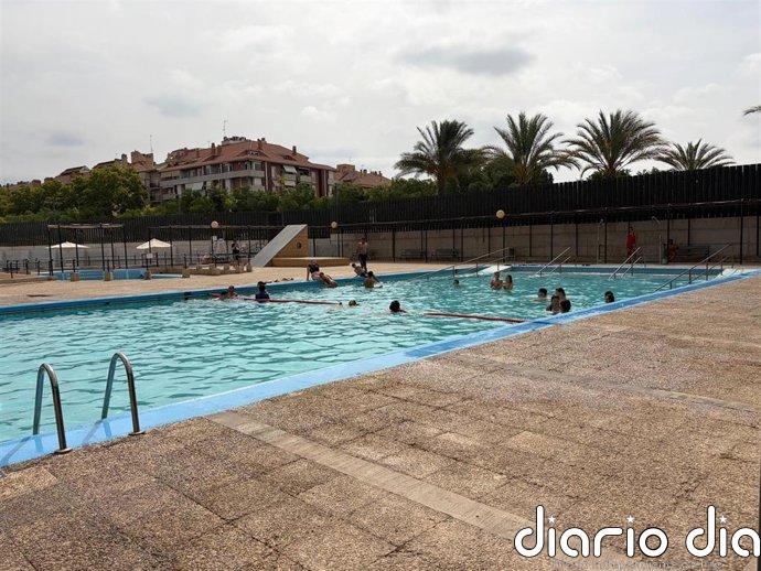 Los 3.500 menores de las Escuelas de Verano municipales de Murcia aprenden a desenvolverse con seguridad en el agua
