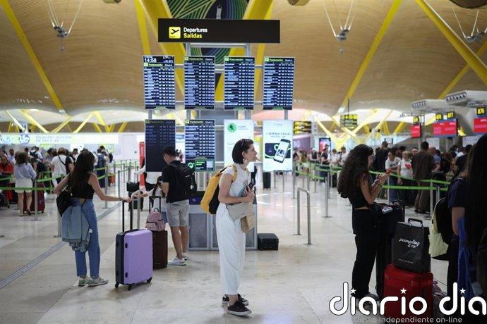 Los aeropuertos españoles de la red de Aena operarán 22.655 vuelos hasta el domingo, con huelga en Renfe