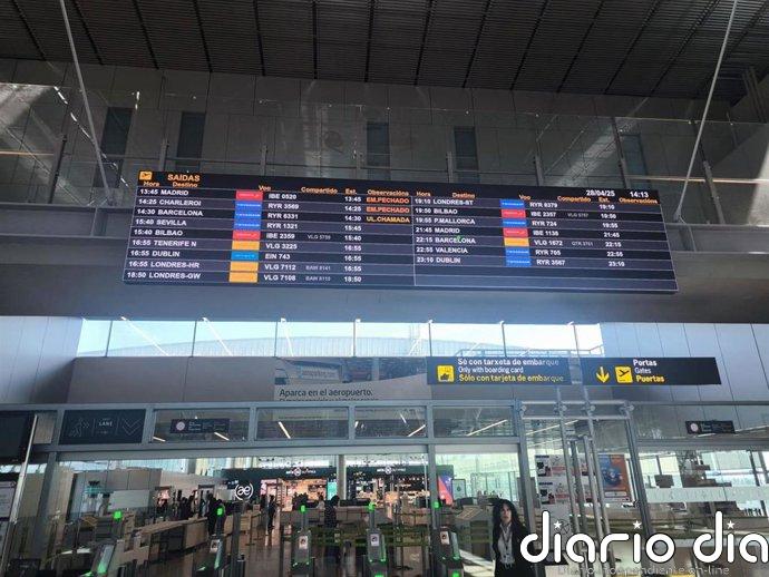 Los aeropuertos gallegos rozan los 480.000 pasajeros en junio, casi 140.000 más que en mayo tras abrir el de Santiago