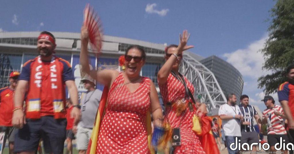Los aficionados desplazados a Dallas celebran el pase de España a cuartos