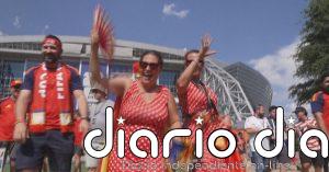 Los aficionados desplazados a Dallas celebran el pase de España a cuartos