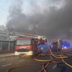 Los Bomberos trabajan en la extinción de un incendio en una nave de Leganés