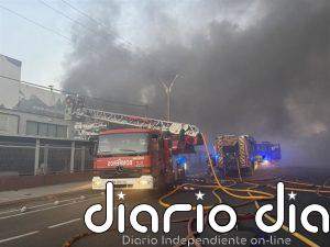 Los Bomberos trabajan en la extinción de un incendio en una nave de Leganés