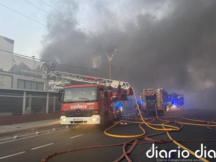 Los Bomberos trabajan en la extinción de un incendio en una nave de Leganés