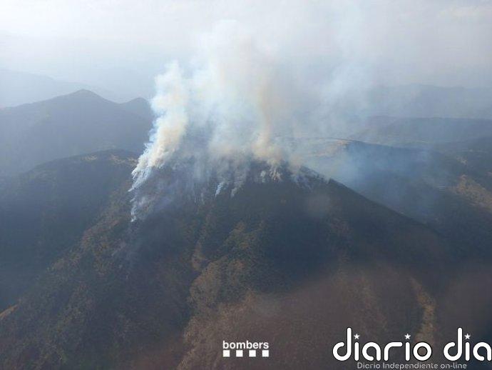 Los Bombers creen que un rayo ha provocado el incendio de Farrera (Lleida), que afecta 30 hectáreas