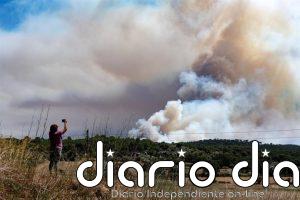 Los Bombers estabilizan el 70% del flanco derecho del incendio de La Bisbal d'Empordà (Girona)
