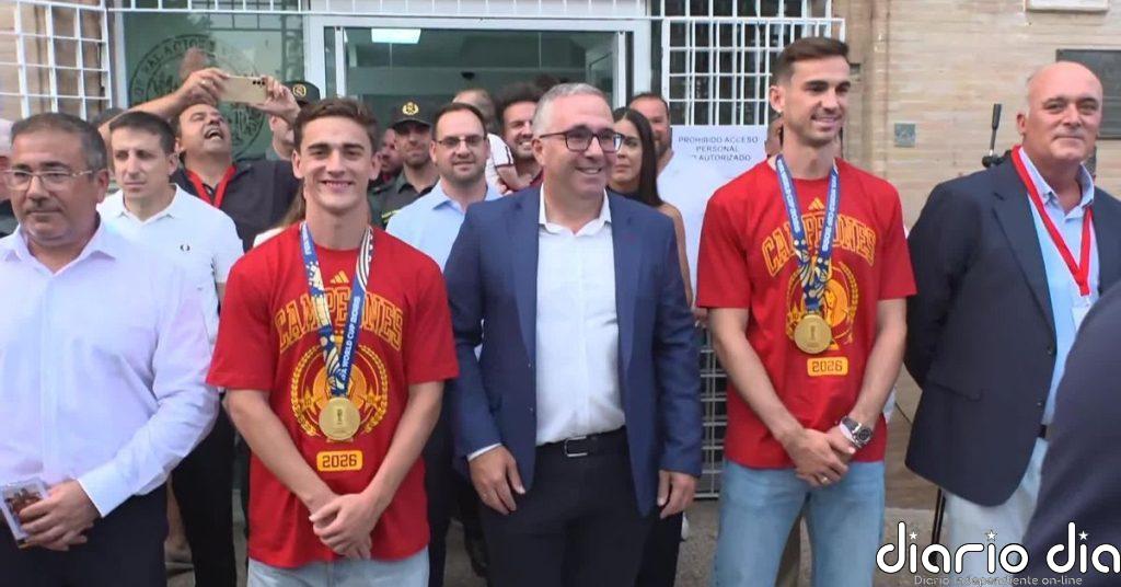 Los campeones del mundo Gavi y Fabián reciben su peso en tomates en Los Palacios como "prima"