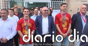 Los campeones del mundo Gavi y Fabián reciben su peso en tomates en Los Palacios como "prima"