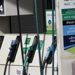 Los carburantes encadenan tres semanas de subidas y se encarecen hasta un 10% tras decaer la rebaja del IVA