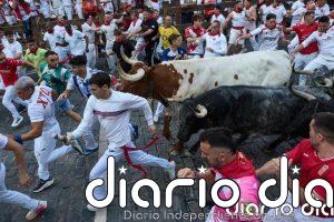 Los Cebada Gago recorren unidos un rápido segundo encierro de San Fermín con un herido por asta