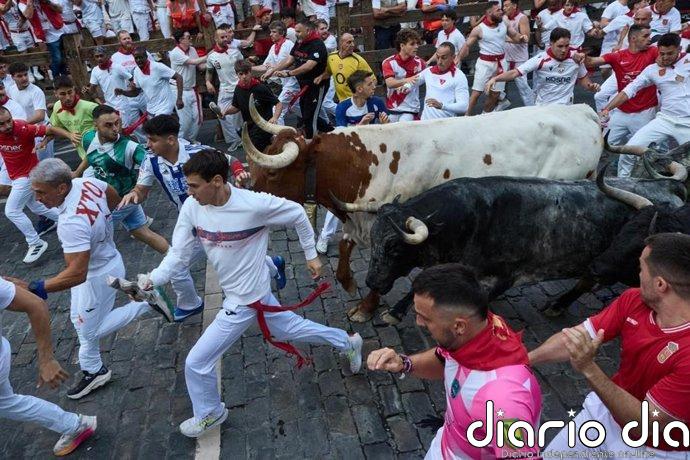 Los Cebada Gago recorren unidos un rápido segundo encierro de San Fermín con un herido por asta