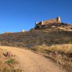 Los equipos de emergencia evitan que un incendio en Medellín afecte al castillo y al teatro romano