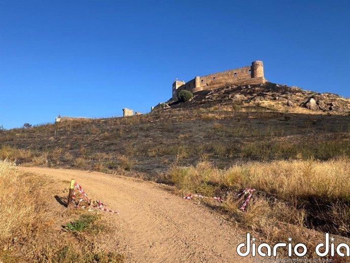 Los equipos de emergencia evitan que un incendio en Medellín afecte al castillo y al teatro romano