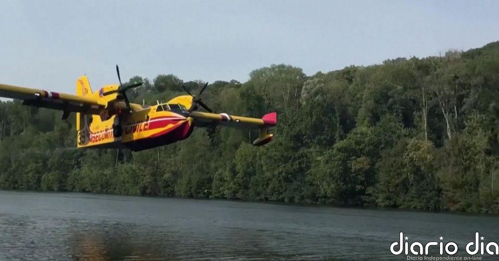 Los hidroaviones cargan agua en el Sena para luchar contra el incendio de Fontainebleau