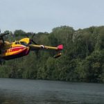 Los hidroaviones cargan agua en el Sena para luchar contra el incendio de Fontainebleau