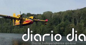 Los hidroaviones cargan agua en el Sena para luchar contra el incendio de Fontainebleau