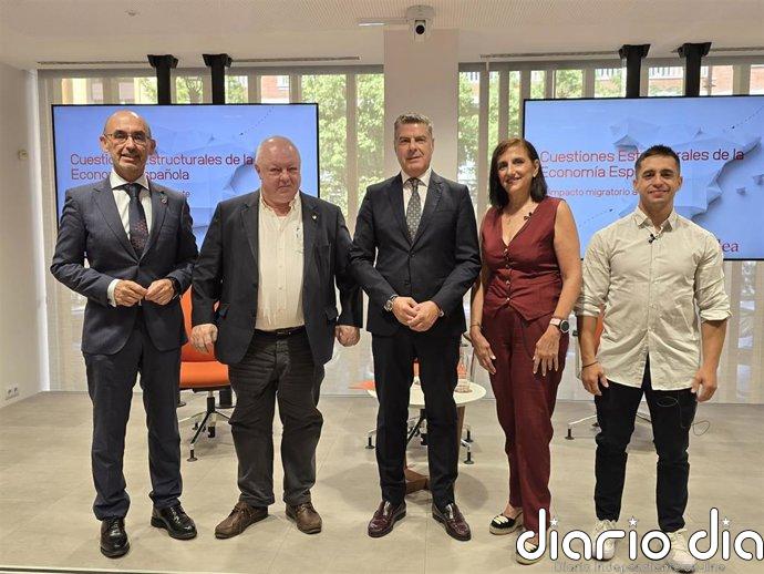 Los inmigrantes aportaron 1,7 puntos al alza del PIB español entre 2022 y 2025 y 0,5 puntos al PIB per cápita