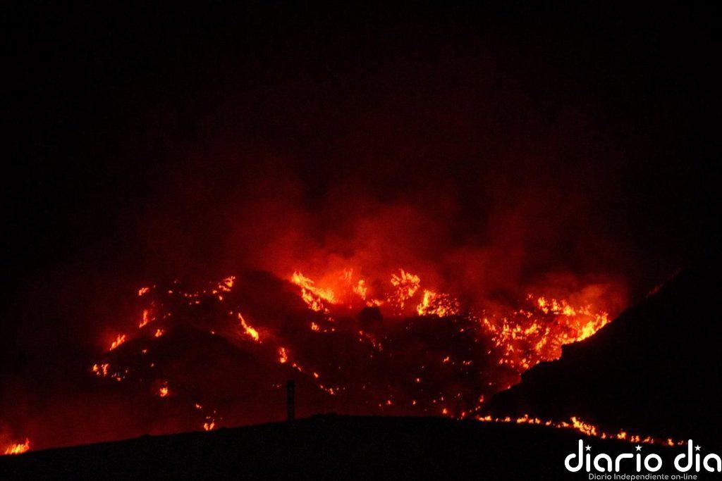Los medios aéreos se reincorporan al incendio de Los Gallardos tras una noche de evolución favorable