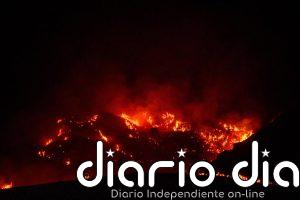 Los medios aéreos se reincorporan al incendio de Los Gallardos tras una noche de evolución favorable