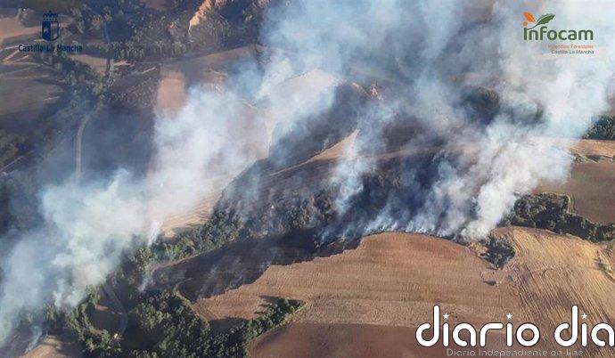 Los medios aéreos se retiran del incendio de Robledillo de Mohernando, que sigue en nivel 1