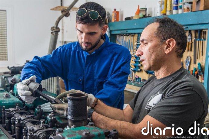 Los programas de segunda oportunidad rescatan a jóvenes como Mohamed y Carlos: "Me invitaron a abandonar la escuela"